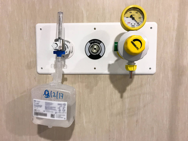 Dispensador de oxígeno en la habitación del hospital
 - Foto, imagen
