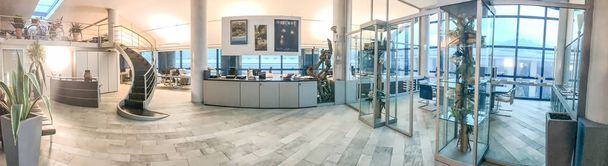 Панорамный вид на современный интерьер офиса. Бизнес и корпорация
 - Фото, изображение