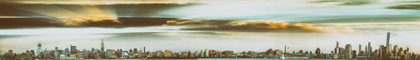 Vista panorámica al atardecer del horizonte de la ciudad de Nueva York
 - Foto, imagen