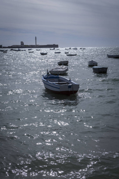 Пляж Калета и рыбацкие лодки в Кадисе, Испания
 - Фото, изображение