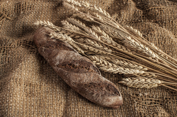 crusty fresh homemade rye bread - Foto, afbeelding