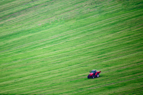 Traktorarbeit auf dem Feld - Foto, Bild