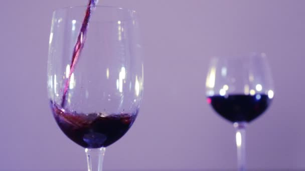 Χύνοντας κρασί σε ένα ποτήρι - Πλάνα, βίντεο