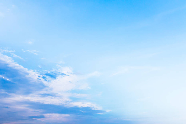άσπρα χνουδωτά σύννεφα στον γαλάζιο ουρανό - Φωτογραφία, εικόνα