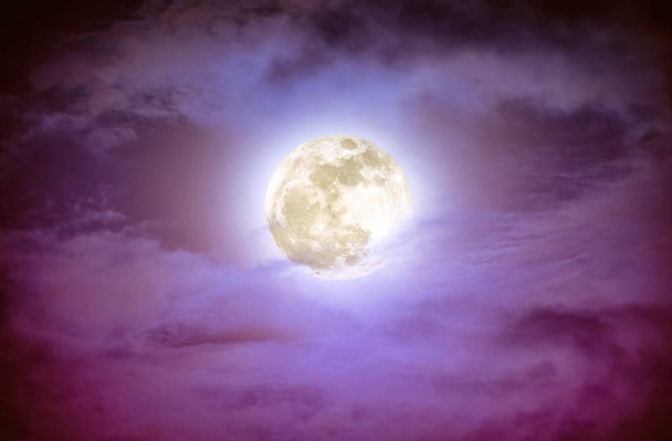 Noční obloha s mraky a světlé full moon. - Fotografie, Obrázek