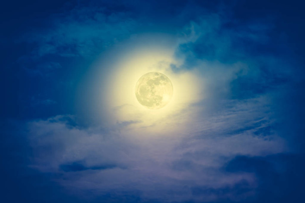 夜空の雲と光沢のある明るい満月.   - 写真・画像