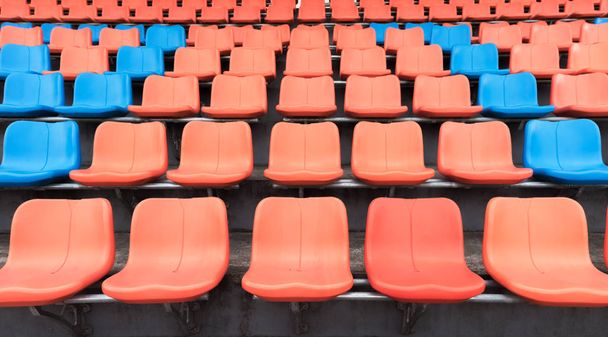 πορτοκαλί και μπλε πλαστικό θεατής καθίσματα, έννοια ανταγωνισμού - Φωτογραφία, εικόνα
