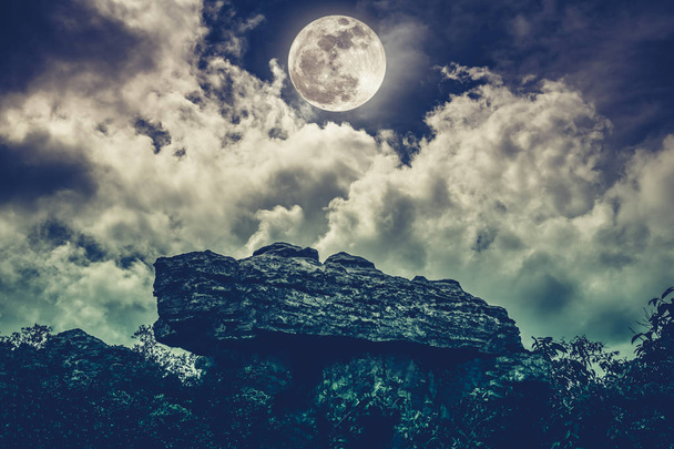 Boulder contra el cielo con nubes y hermosa luna llena. Exterior
 - Foto, Imagen
