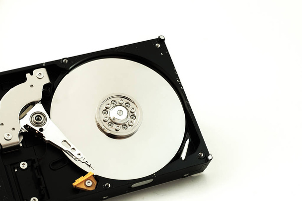Жорсткий диск над білим тлом
 - Фото, зображення