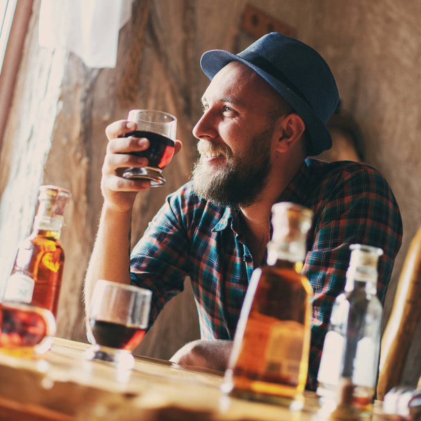Mężczyzna pijący whisky - Zdjęcie, obraz