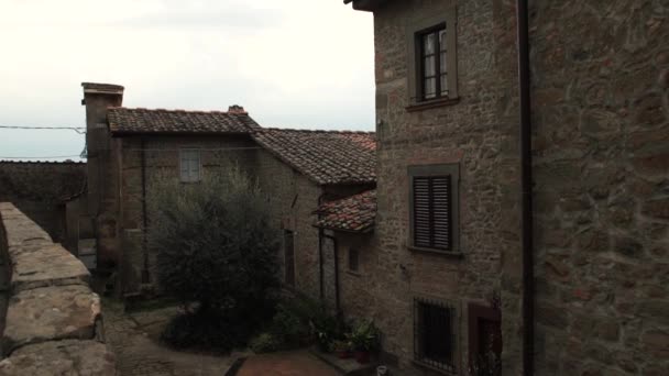 Starożytne miasto trochę w Toskanii, Włochy, 4k - Materiał filmowy, wideo