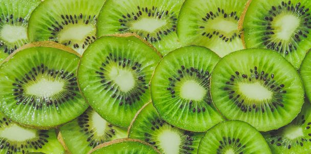 Φρούτα για επιδόρπιο. Πράσινο ακτινίδιο, κομμένο σε φέτες - Φωτογραφία, εικόνα