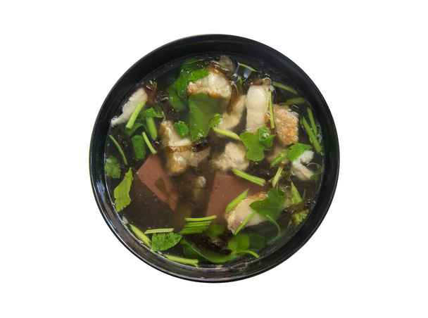 'Tom Lued Moo' тайский стиль кровавое желе с супом Offal изолированы на белом фоне
. - Фото, изображение