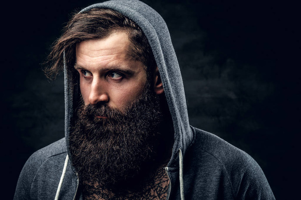 Бородатий чоловік з татуюванням на грудях
 - Фото, зображення