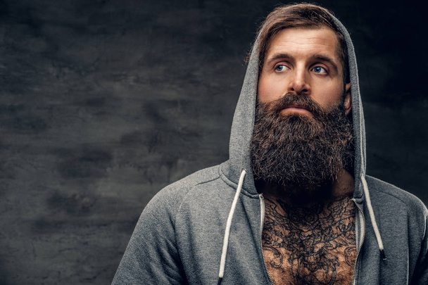Vousatý muž s tetováním na hrudníku - Fotografie, Obrázek