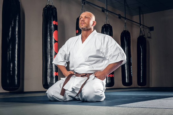 Geschoren hoofd karate vechter - Foto, afbeelding