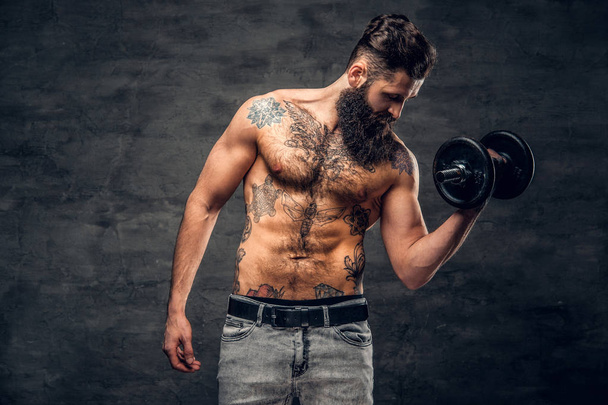 Shirtless homem fazendo exercício em um bíceps
 - Foto, Imagem