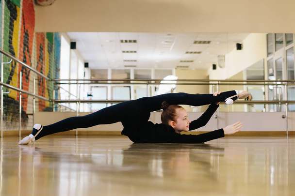 Moderní gymnastka v taneční třídě. - Fotografie, Obrázek