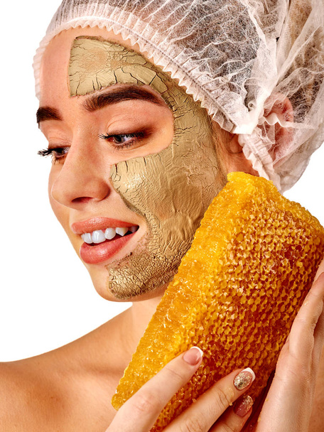 Yüz tatlım kil maskesi kadın yüz. Peteğin ev yapımı organik threatment. - Fotoğraf, Görsel