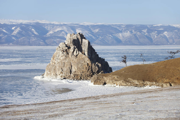 Rock Shamanka. Cape Burhan.. Lake Baikal, winter - Фото, зображення