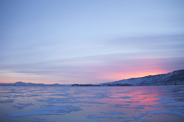 Lake Baikal, winter. Cape Uyuga. Sunset landscape. - Foto, imagen