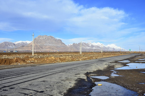 Шахин-Шахр в Ферейдун-Шахр, Исфахан, на весенней дороге поездки, в течение 2 часов езды окружающей среды полностью изменится
   - Фото, изображение