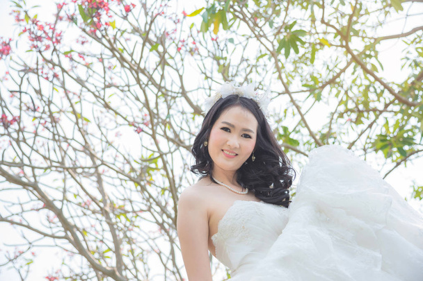 Красивая азиатская невеста в парке
 - Фото, изображение