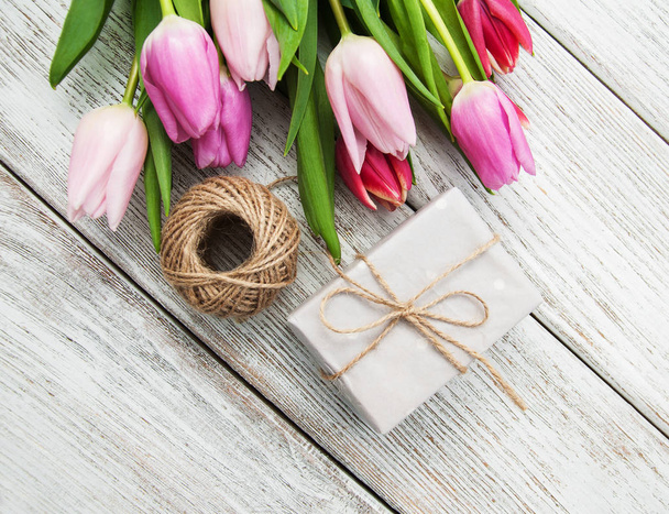 Весняні тюльпани квіти та подарункова коробка
 - Фото, зображення