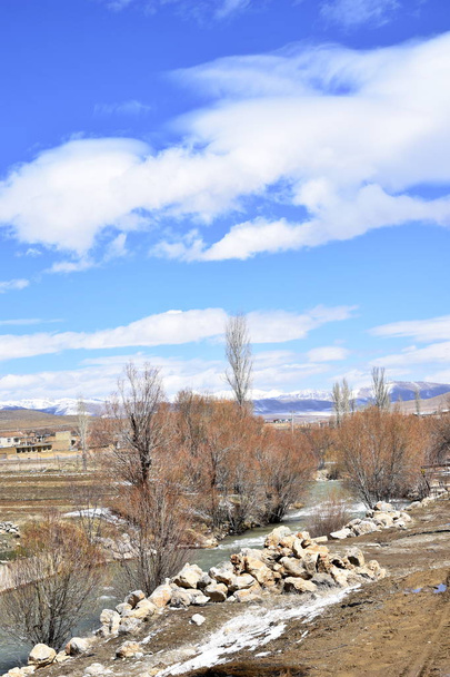 Shahin Shahr à Fereydoun Shahr, Ispahan, sur la route du printemps, à moins de 2 heures de route de l'environnement va totalement changer
   - Photo, image
