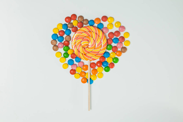 Czekoladowe Candy Lollipop białym tle płasko - Zdjęcie, obraz