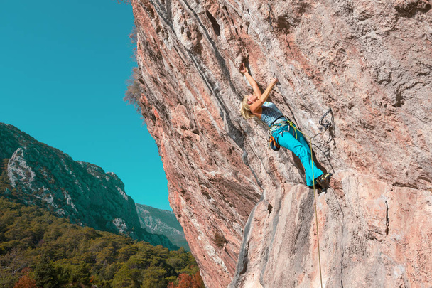 Kobiece wspinacz wiszące na skale - Zdjęcie, obraz