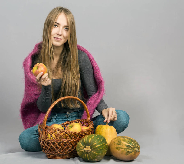 Girl with autumnal basket  - Foto, afbeelding