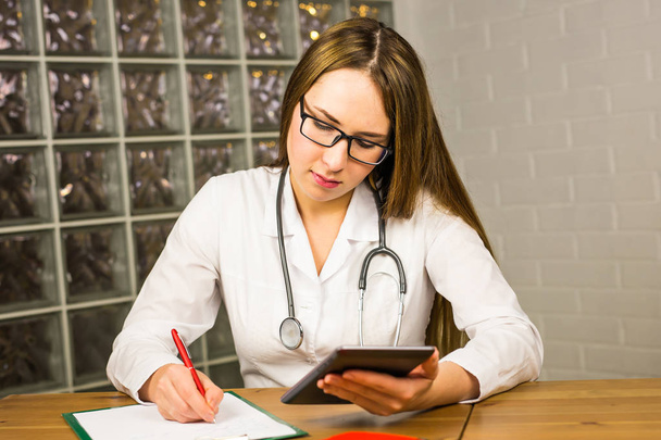 Žena lékař pomocí tabletu počítače v nemocnici - Fotografie, Obrázek