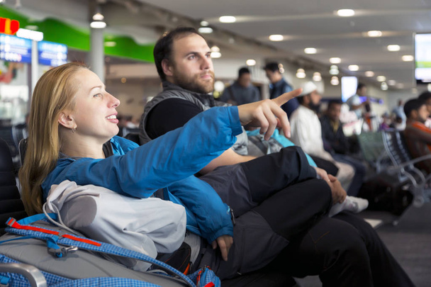 Man and woman sitting at airport - 写真・画像