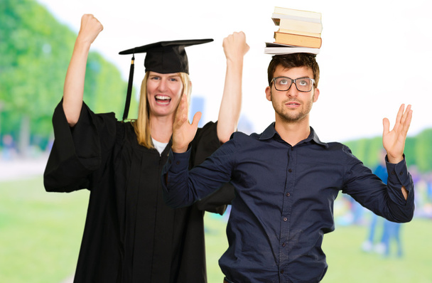 Portrait de deux étudiants diplômés
 - Photo, image