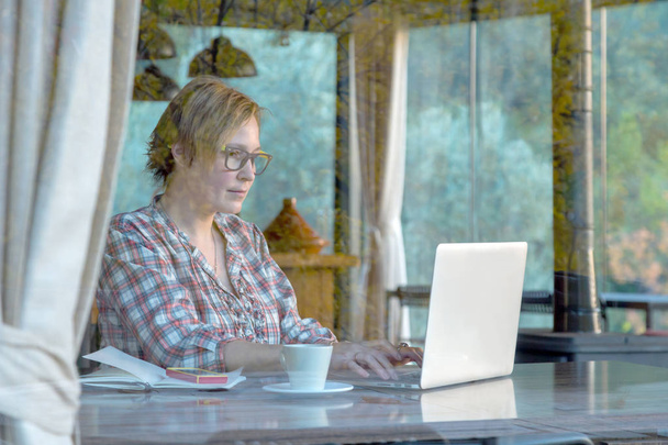 Жінка переглядає Інтернет на комп'ютері
  - Фото, зображення