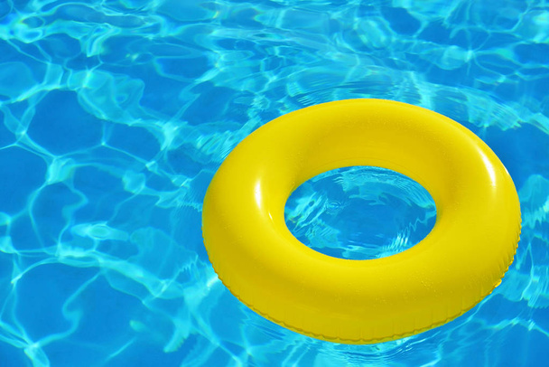 Värikäs puhallettava putki kelluva uima-altaassa
 - Valokuva, kuva