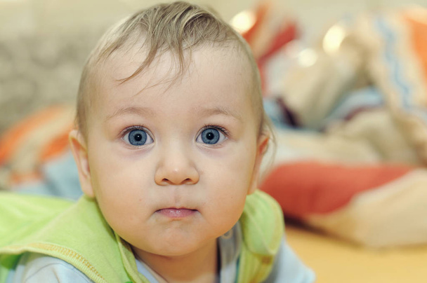 retrato de bebé con ojos azules
 - Foto, imagen