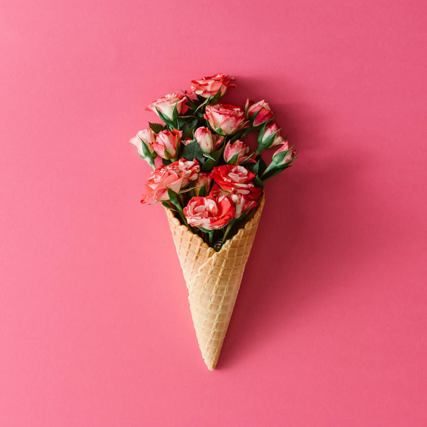 Cône de crème glacée aux fleurs roses
  - Photo, image