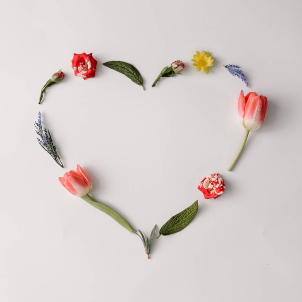Heart shape made of spring flowers - Foto, Bild