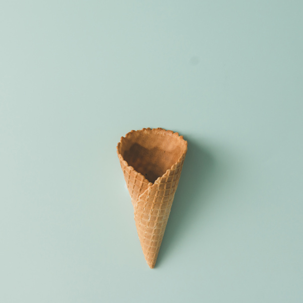 Tyhjä jäätelökartio
  - Valokuva, kuva