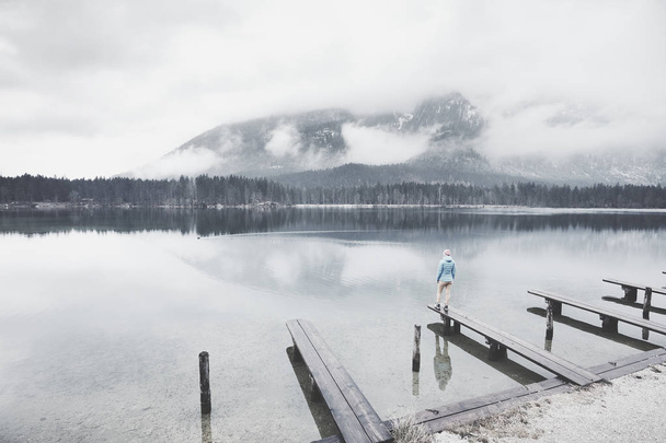 Турист на зимовому гірському озері
 - Фото, зображення