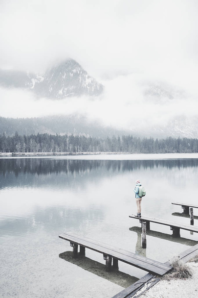 Tourist at winter mountain lake - Фото, зображення