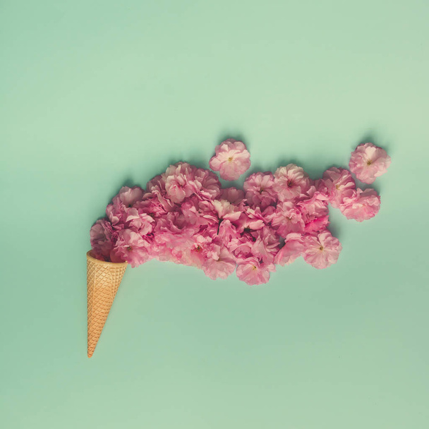 Fagylalt tölcsér, rózsaszín virágokkal  - Fotó, kép