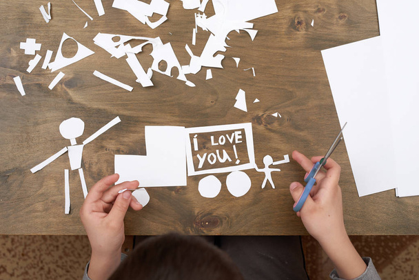 niño hace origami - coche y familia, niños, padres, te amo texto, vista superior sobre fondo de madera
 - Foto, Imagen