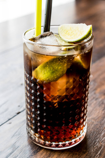 Cuba Libre Cocktail with lime and ice. - Foto, Imagem