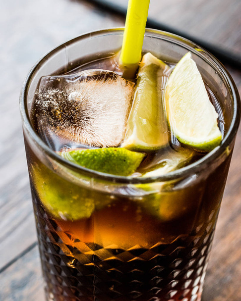 Cuba Libre Cocktail with lime and ice. - Foto, immagini