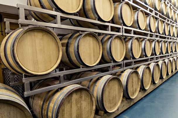 Traditionele oude woodenbarrels worden in top wijnkelders gebruikt voor het opslaan van whiskey, rum, wijn en cider. - Foto, afbeelding
