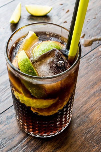 Cuba Libre Cocktail with lime and ice. - Foto, Bild