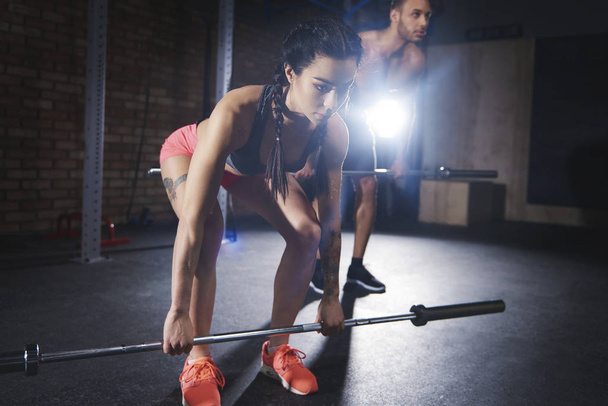 спортивна пара тренування з барбеллами в спортзалі
 - Фото, зображення